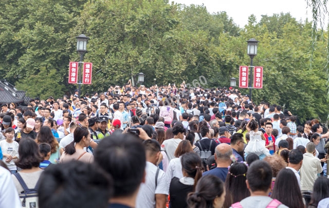 杭州景区的免费模式，游客增加了10倍，也带来了这些经济效应